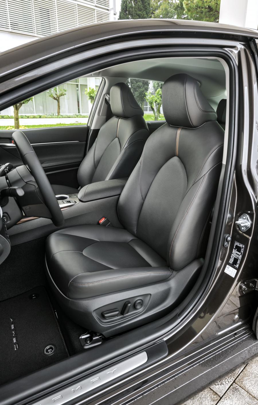 Интерьер Toyota Camry Hybrid 2019 года  (EU) (фото 15 из 45)